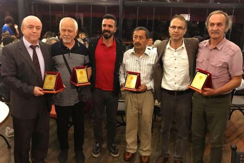 EĞİTİMSEN’ DEN EMEKLİ OLAN ÖĞRETMENLERE  PLAKET 